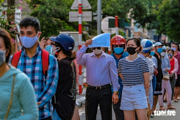 7 Nguoi Dan Ha Noi Xep Hang Tu 4h Sang Mua Banh Trung Thu