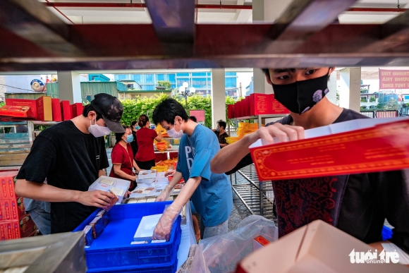 9 Nguoi Dan Ha Noi Xep Hang Tu 4h Sang Mua Banh Trung Thu