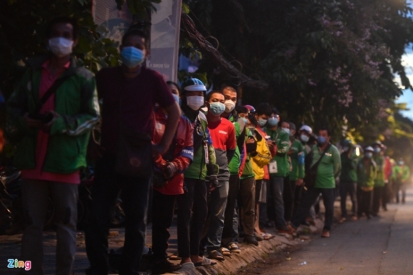 1 Shipper O Tphcm Xep Hang Dai Hang Tram Met Cho Xet Nghiem