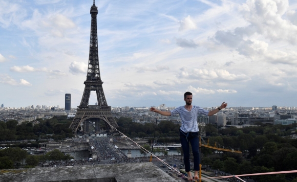 1 Thot Tim Canh Di Tren Day Tu Thap Eiffel Qua Song Seine O Do Cao 70m