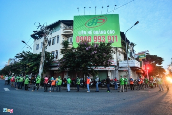 2 Shipper O Tphcm Xep Hang Dai Hang Tram Met Cho Xet Nghiem