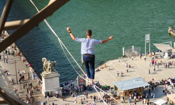 2 Thot Tim Canh Di Tren Day Tu Thap Eiffel Qua Song Seine O Do Cao 70m