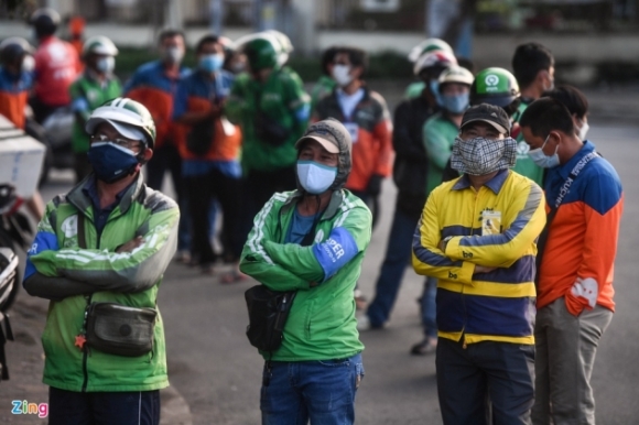 3 Shipper O Tphcm Xep Hang Dai Hang Tram Met Cho Xet Nghiem