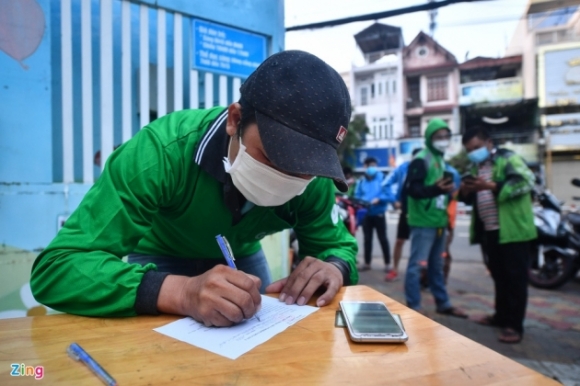 4 Shipper O Tphcm Xep Hang Dai Hang Tram Met Cho Xet Nghiem