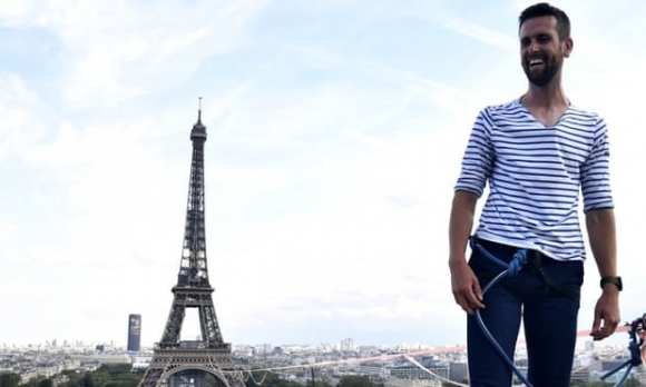 5 Thot Tim Canh Di Tren Day Tu Thap Eiffel Qua Song Seine O Do Cao 70m