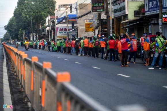 8 Shipper O Tphcm Xep Hang Dai Hang Tram Met Cho Xet Nghiem