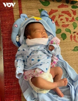 1 Be Trai Bi Bo Lai Trong Chiec Gio Nhua Giua Dem