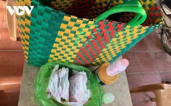 2 Be Trai Bi Bo Lai Trong Chiec Gio Nhua Giua Dem