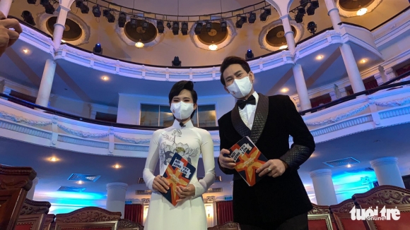 1 Noi Vong Tay Lon Keu Goi Duoc Hon 102 Ti Chong Dich Covid 19