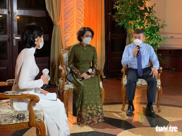 2 Noi Vong Tay Lon Keu Goi Duoc Hon 102 Ti Chong Dich Covid 19