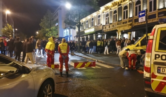 1 Na Uy Roi Vao Hon Loan Vi Dan Ua Ra An Mung Viec Do Phong Toa