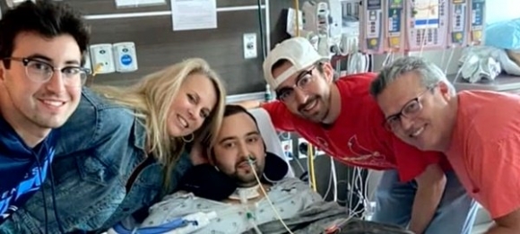 2 Nguoi Dan Ong Bi Covid An Sach Ca Hai Phoi Va Dieu Ky Dieu Den Tu Canh Tam Toi Nhat