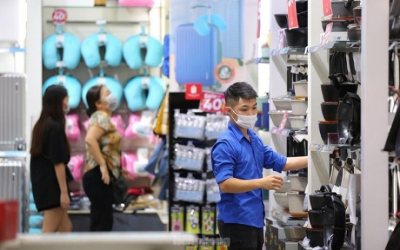 10 Khach Xep Hang Dai Quet Ma Qr Vao Cac Trung Tam Thuong Mai Ha Noi