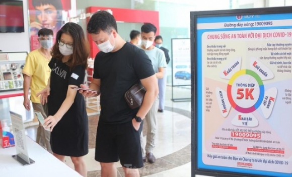 1 Khach Xep Hang Dai Quet Ma Qr Vao Cac Trung Tam Thuong Mai Ha Noi