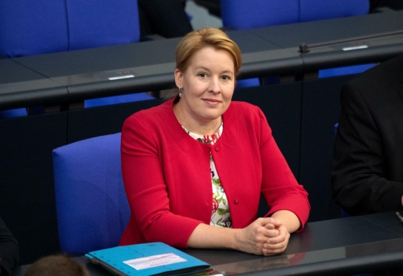 1 Thu Do Duc Co Nu Thi Truong Dau Tien