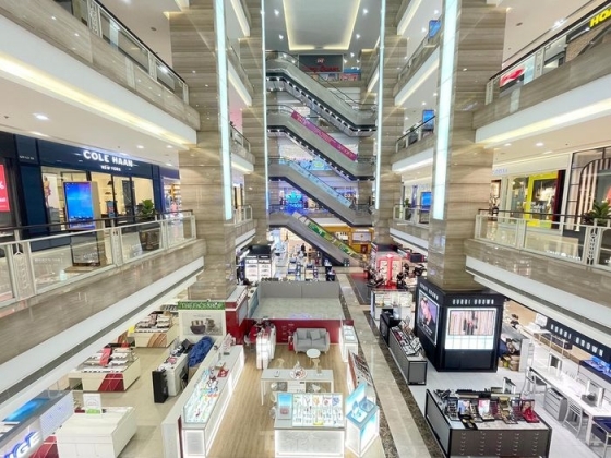 2 Khach Xep Hang Dai Quet Ma Qr Vao Cac Trung Tam Thuong Mai Ha Noi