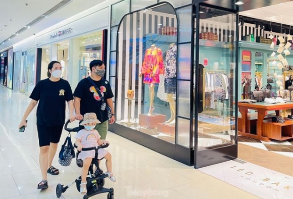 3 Khach Xep Hang Dai Quet Ma Qr Vao Cac Trung Tam Thuong Mai Ha Noi