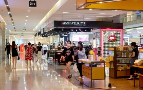 4 Khach Xep Hang Dai Quet Ma Qr Vao Cac Trung Tam Thuong Mai Ha Noi