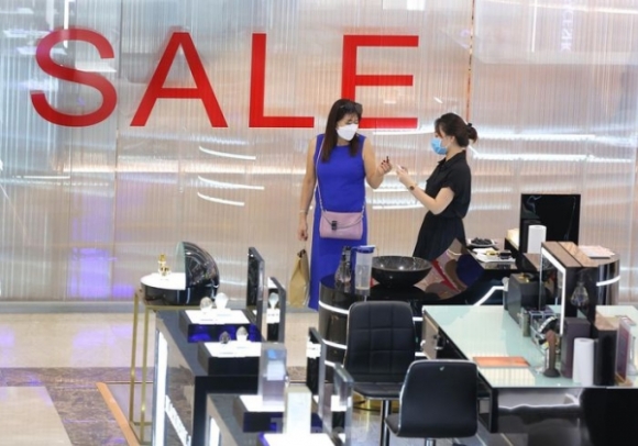 5 Khach Xep Hang Dai Quet Ma Qr Vao Cac Trung Tam Thuong Mai Ha Noi