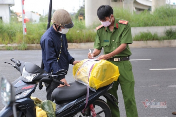 12 Tu Y Ve Que Bang Xe May Ca Tram Nguoi Mac Ket O Cua Ngo Tphcm