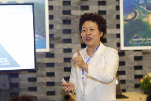 2 Ha Noi Con Hoc Truc Tuyen O Nha Bo Me Di Lam Dung Ngoi Khong Yen