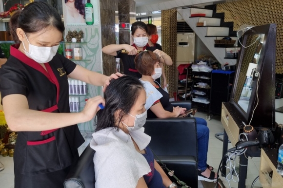 2 Nguoi Dan Da Nang Phan Khoi Di Cat Toc Sau 2 Thang Gian Cach Xa Hoi