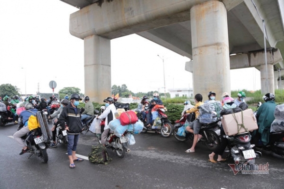 2 Tu Y Ve Que Bang Xe May Ca Tram Nguoi Mac Ket O Cua Ngo Tphcm