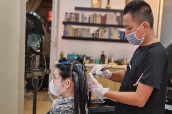 7 Nguoi Dan Da Nang Phan Khoi Di Cat Toc Sau 2 Thang Gian Cach Xa Hoi