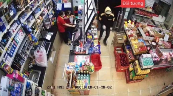 1 Cong An Ha Noi Truy Tim Ten Cuop O Sieu Thi Vinmart