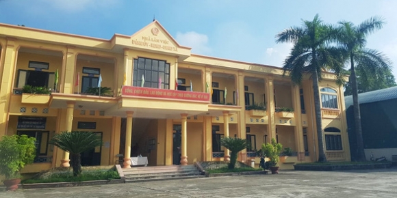 1 Dinh Chi Nu Can Bo Xa Thu Tien Nguoi Dan De Co The Di Duong