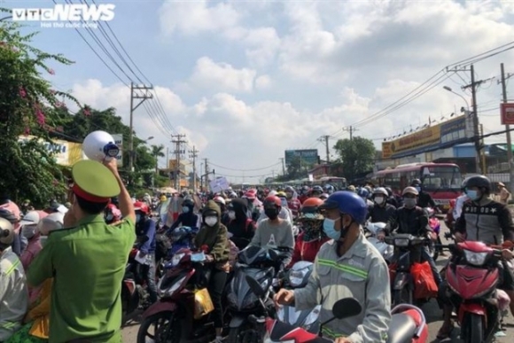 1 Va Vat Cho Doi O Cua Ngo Tphcm Suot Dem Nguoi Dan Vo Oa Vi Duoc Ho Tro Ve Que