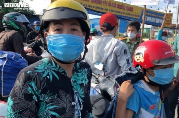 2 Va Vat Cho Doi O Cua Ngo Tphcm Suot Dem Nguoi Dan Vo Oa Vi Duoc Ho Tro Ve Que