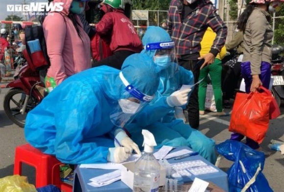 4 Va Vat Cho Doi O Cua Ngo Tphcm Suot Dem Nguoi Dan Vo Oa Vi Duoc Ho Tro Ve Que