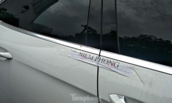 8 Can Canh Dan Sieu Xe Bi Thu Giu Trong Duong Day Danh Bac Khung O Ha Noi