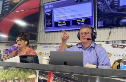 Người đàn ông gây sốt bán hơn 1.000 xe ô tô trong 45 phút mỗi tuần