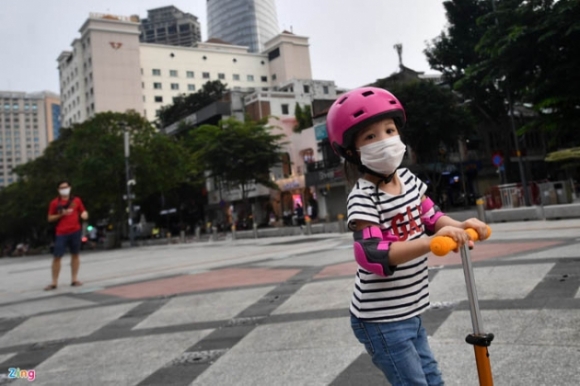 2 Vi Sao Can Than Trong Khi Cho Tre Nho O Tphcm Ra Duong