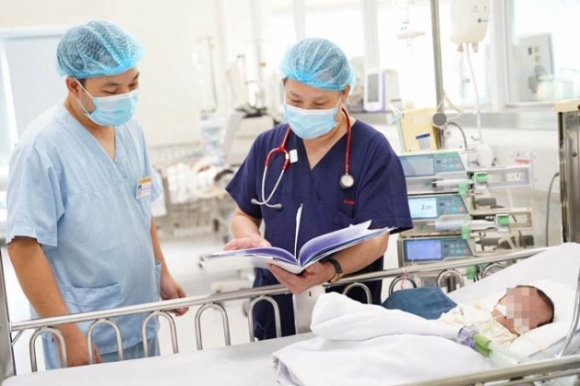 1 Be 10 Thang Nguy Kich Vi Me Tu Dieu Tri Sot Ho Tai Nha