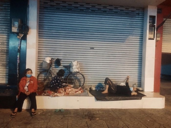 1 Nguoi Ngheo O Tphcm Khong Nha O Mieng An Hau Gian Cach