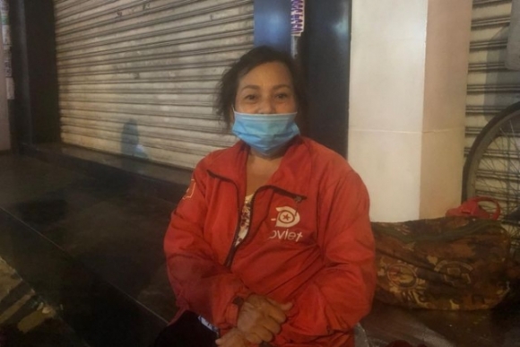 2 Nguoi Ngheo O Tphcm Khong Nha O Mieng An Hau Gian Cach