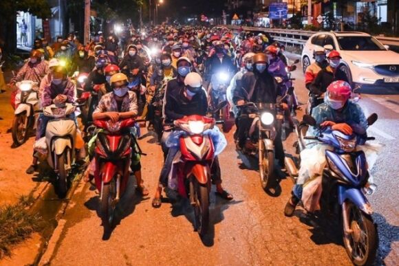 11 Doan Nguoi Tu Binh Duong Ve Que Di Qua Ha Noi Trong Dem