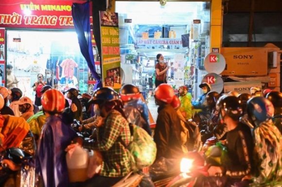 12 Doan Nguoi Tu Binh Duong Ve Que Di Qua Ha Noi Trong Dem