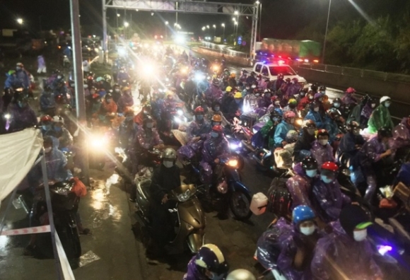 1 Ca Ngan Nguoi Hoi Huong Chay Xe May Qua Ham Hai Van Trong Dem