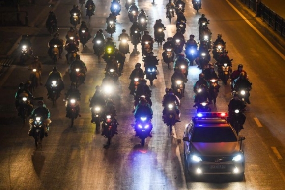 1 Doan Nguoi Tu Binh Duong Ve Que Di Qua Ha Noi Trong Dem