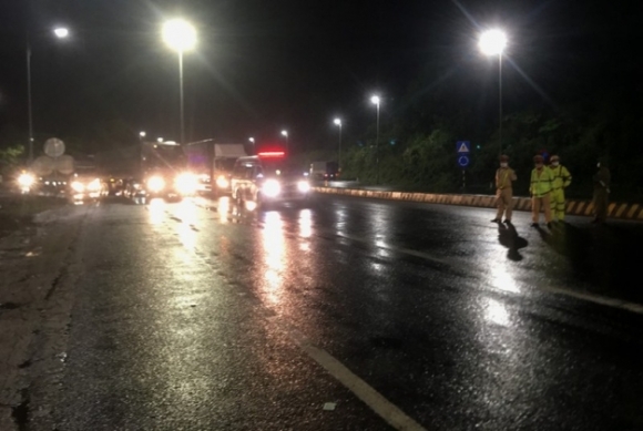 2 Ca Ngan Nguoi Hoi Huong Chay Xe May Qua Ham Hai Van Trong Dem