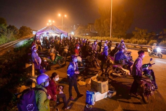 2 Doan Nguoi Tu Binh Duong Ve Que Di Qua Ha Noi Trong Dem