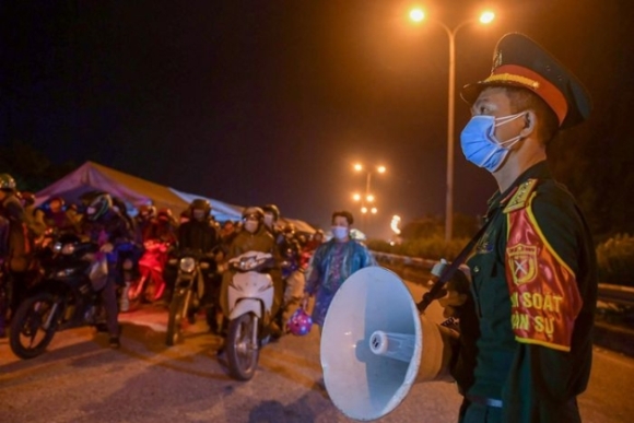 3 Doan Nguoi Tu Binh Duong Ve Que Di Qua Ha Noi Trong Dem