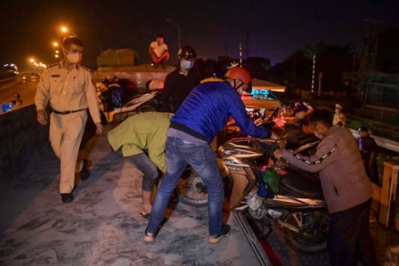 4 Doan Nguoi Tu Binh Duong Ve Que Di Qua Ha Noi Trong Dem