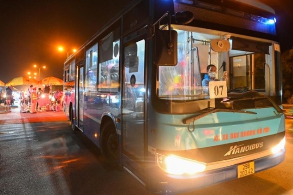 5 Doan Nguoi Tu Binh Duong Ve Que Di Qua Ha Noi Trong Dem