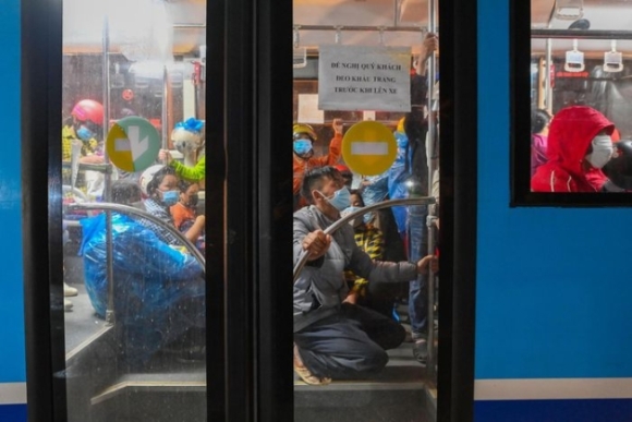 6 Doan Nguoi Tu Binh Duong Ve Que Di Qua Ha Noi Trong Dem