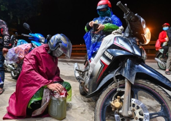 7 Doan Nguoi Tu Binh Duong Ve Que Di Qua Ha Noi Trong Dem